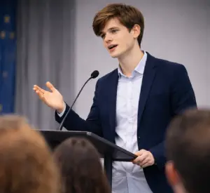 Student hält einen Vortrag auf einer Konferenz